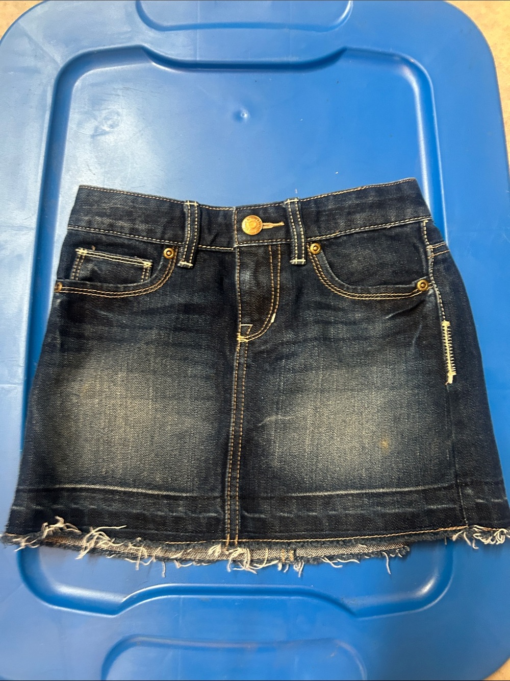 Girls size 7 Old Navy Dark Blue Jean Denim Skirt with Frayed Hem like new